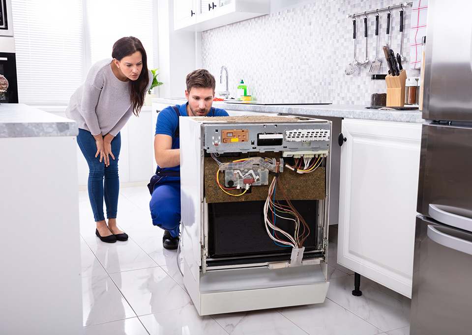 oven appliance technician with homeowner